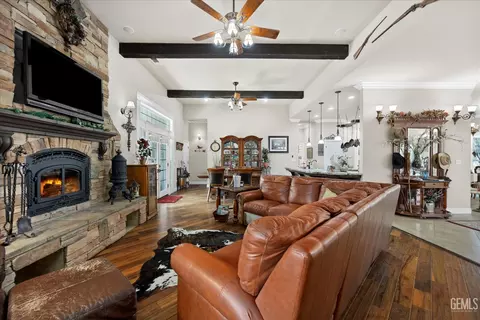 Living - 42177 Buckeye St, Caliente, CA 93518 photo 3 of 4