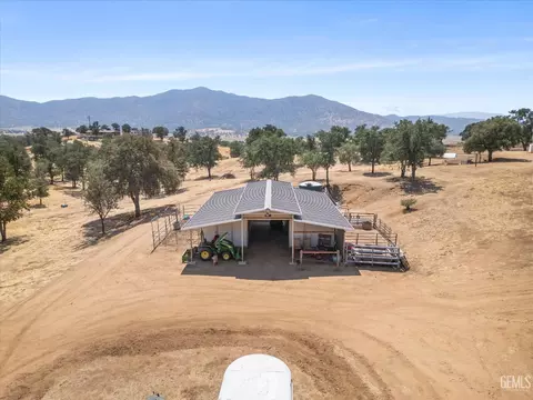 Exterior - 42177 Buckeye St, Caliente, CA 93518 photo 6 of 18
