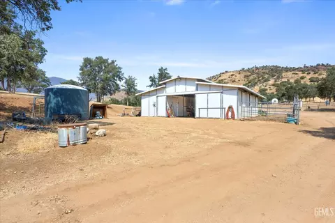 Exterior - 42177 Buckeye St, Caliente, CA 93518 photo 17 of 18