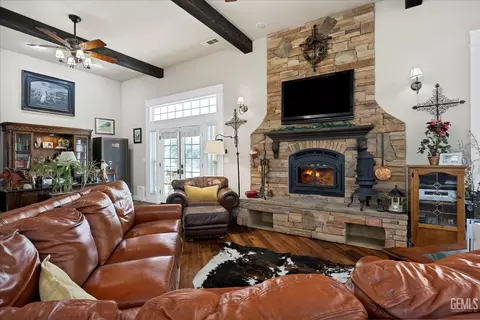 Living - 42177 Buckeye St, Caliente, CA 93518 photo 2 of 4