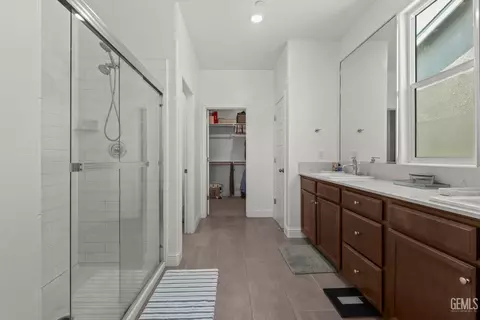 Entry Way - 3318 Cedar Valley Ln, Shafter, CA 93263 photo 16 of 17