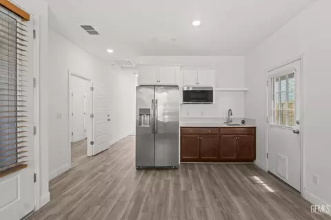 Entry Way - 3318 Cedar Valley Ln, Shafter, CA 93263 photo 5 of 17
