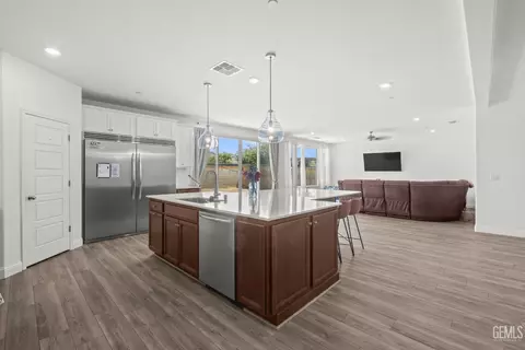 Entry Way - 3318 Cedar Valley Ln, Shafter, CA 93263 photo 9 of 17