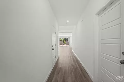 Entry Way - 3318 Cedar Valley Ln, Shafter, CA 93263 photo 2 of 17