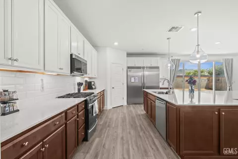 Kitchen - 3318 Cedar Valley Ln, Shafter, CA 93263 photo 2 of 2