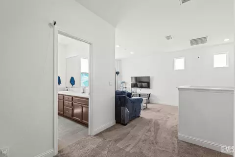 Entry Way - 3318 Cedar Valley Ln, Shafter, CA 93263 photo 13 of 17