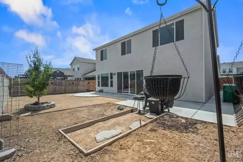 Exterior - 3318 Cedar Valley Ln, Shafter, CA 93263 photo 5 of 6