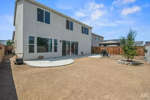 Exterior - 3318 Cedar Valley Ln, Shafter, CA 93263 photo 4 of 6