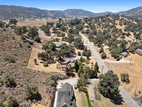 View/Area - 26520 Brian Pl, Tehachapi, CA 93561 photo 5 of 9
