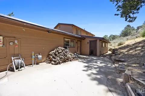Exterior - 26520 Brian Pl, Tehachapi, CA 93561 photo 10 of 13