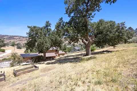 Exterior - 26520 Brian Pl, Tehachapi, CA 93561 photo 4 of 13