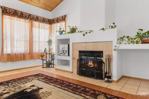 Living - 26520 Brian Pl, Tehachapi, CA 93561 photo 2 of 8