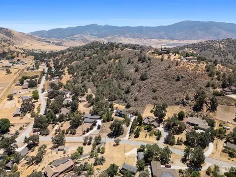 View/Area - 26520 Brian Pl, Tehachapi, CA 93561 photo 6 of 9