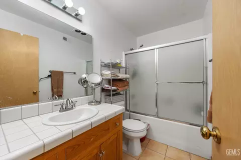 Bath - 26520 Brian Pl, Tehachapi, CA 93561 photo 1 of 4
