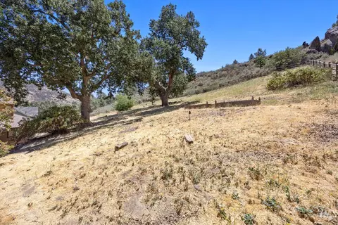 Exterior - 26520 Brian Pl, Tehachapi, CA 93561 photo 7 of 13