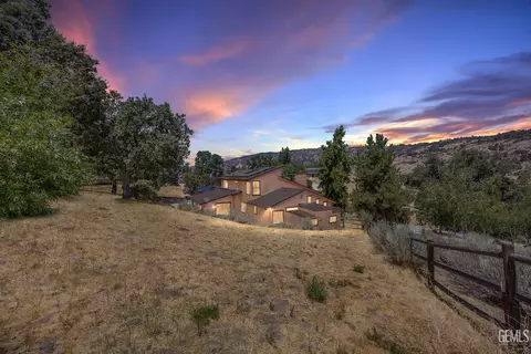 Exterior - 26520 Brian Pl, Tehachapi, CA 93561 photo 2 of 13