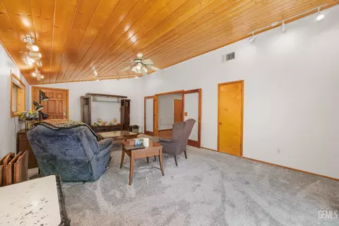Living - 26520 Brian Pl, Tehachapi, CA 93561 photo 5 of 8