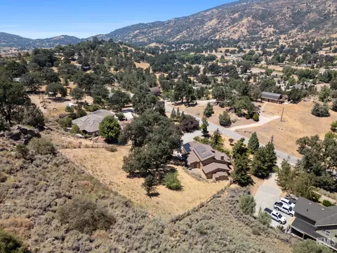 View/Area - 26520 Brian Pl, Tehachapi, CA 93561 photo 4 of 9