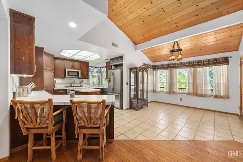 Dining - 26520 Brian Pl, Tehachapi, CA 93561 photo 2 of 2