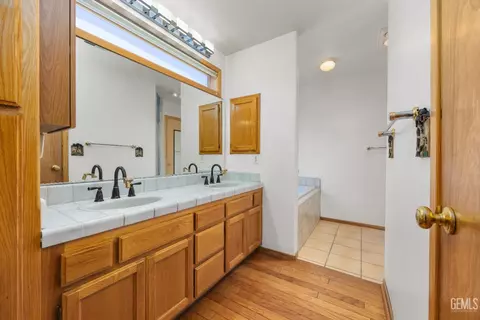 Bath - 26520 Brian Pl, Tehachapi, CA 93561 photo 3 of 4