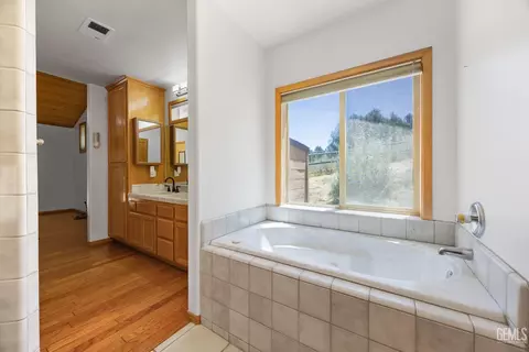 Bath - 26520 Brian Pl, Tehachapi, CA 93561 photo 4 of 4
