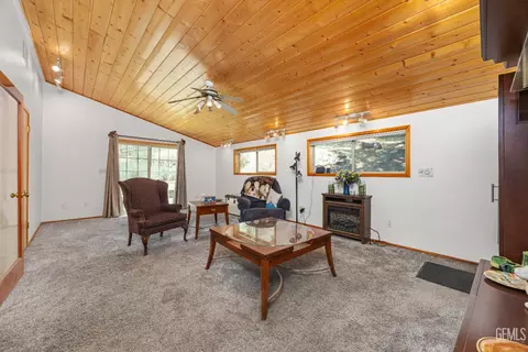 Living - 26520 Brian Pl, Tehachapi, CA 93561 photo 4 of 8