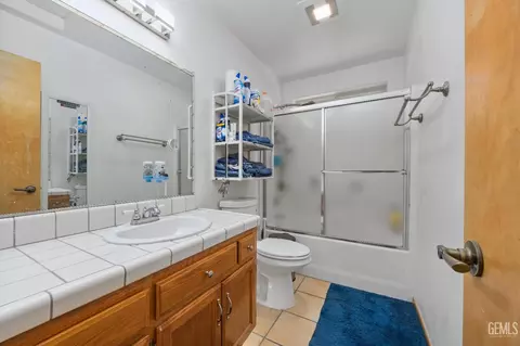 Bath - 26520 Brian Pl, Tehachapi, CA 93561 photo 2 of 4