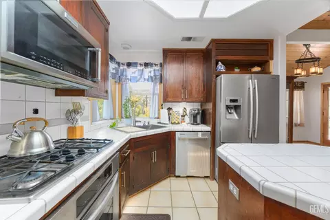 Kitchen - 26520 Brian Pl, Tehachapi, CA 93561 photo 1 of 5