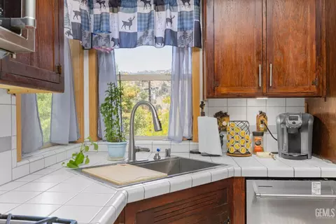 Kitchen - 26520 Brian Pl, Tehachapi, CA 93561 photo 4 of 5