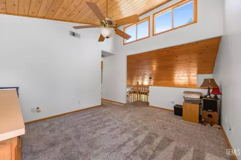 Living - 26520 Brian Pl, Tehachapi, CA 93561 photo 6 of 8