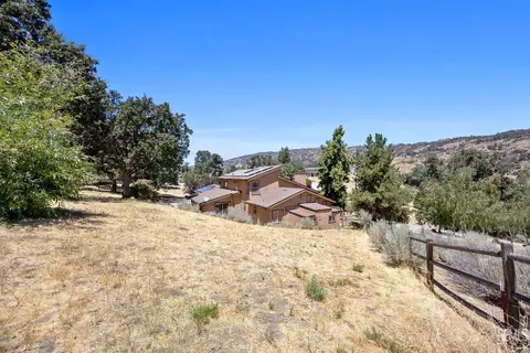 Exterior - 26520 Brian Pl, Tehachapi, CA 93561 photo 6 of 13