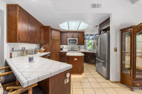 Kitchen - 26520 Brian Pl, Tehachapi, CA 93561 photo 3 of 5