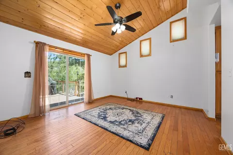 Living - 26520 Brian Pl, Tehachapi, CA 93561 photo 7 of 8