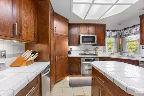 Kitchen - 26520 Brian Pl, Tehachapi, CA 93561 photo 5 of 5