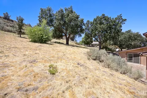 Exterior - 26520 Brian Pl, Tehachapi, CA 93561 photo 5 of 13
