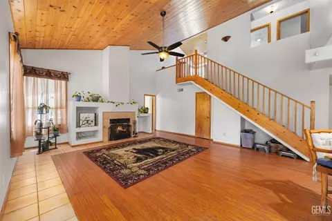 Living - 26520 Brian Pl, Tehachapi, CA 93561 photo 3 of 8