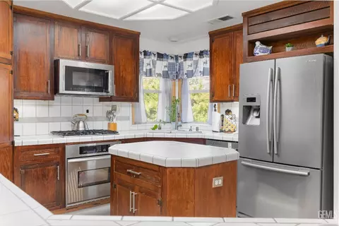 Kitchen - 26520 Brian Pl, Tehachapi, CA 93561 photo 2 of 5