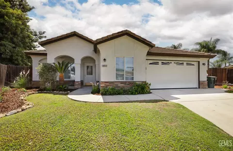 10117 Commodore Dr, Bakersfield, CA 93312