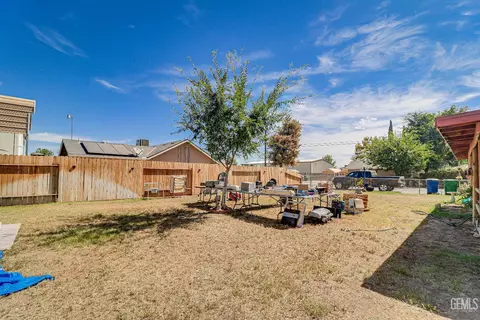 Exterior - 6200 Wright Ave, Bakersfield, CA 93308 photo 5 of 9