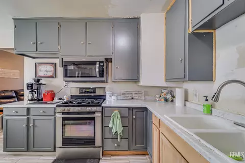 Kitchen - 6200 Wright Ave, Bakersfield, CA 93308 photo 3 of 3