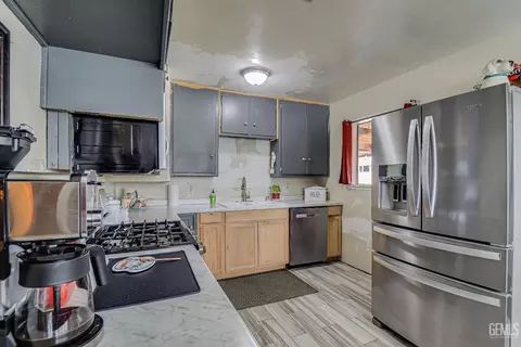 Kitchen - 6200 Wright Ave, Bakersfield, CA 93308 photo 2 of 3