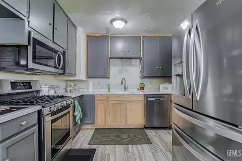 Kitchen - 6200 Wright Ave, Bakersfield, CA 93308 photo 1 of 3