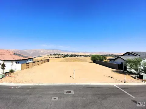6825 Aquamarine Dr, Bakersfield, CA 93306