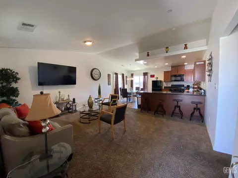 421 Salazar Ave, Bakersfield, CA 93307 photo 4