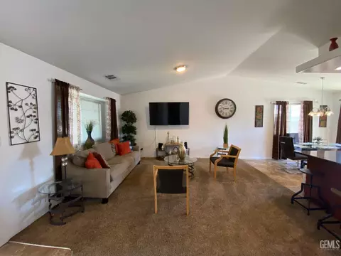 421 Salazar Ave, Bakersfield, CA 93307 photo 3