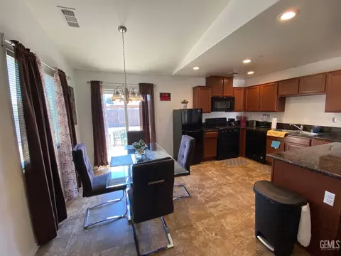 421 Salazar Ave, Bakersfield, CA 93307 photo 8