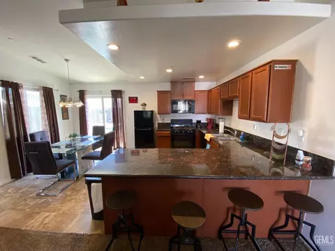 421 Salazar Ave, Bakersfield, CA 93307 photo 7