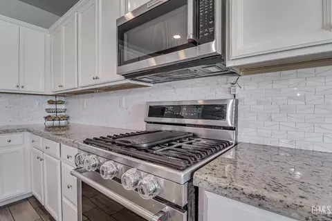 Kitchen - 9320 Ribston Ave, Bakersfield, CA 93312 photo 3 of 8