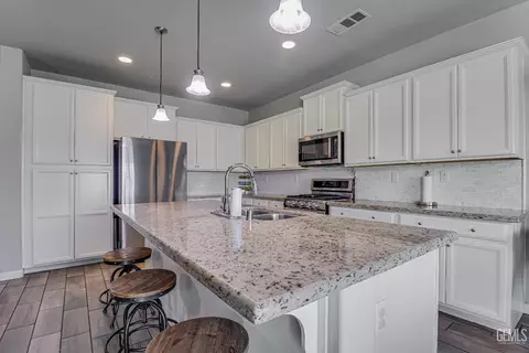 Kitchen - 9320 Ribston Ave, Bakersfield, CA 93312 photo 4 of 8