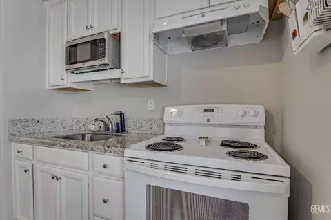 Kitchen - 9320 Ribston Ave, Bakersfield, CA 93312 photo 7 of 8
